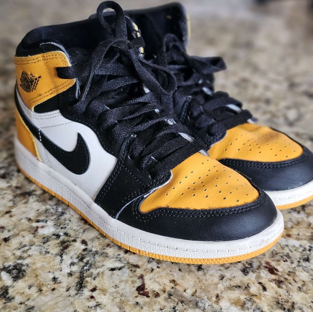 Nike Black and Yellow Sneakers with Classic Design